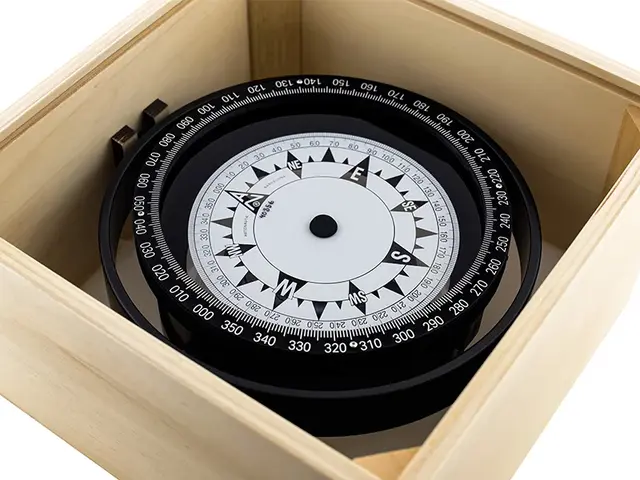 C20 reservekompass, lev. i trekasse 125 mm. Leveres i lagringskasse av tre. 