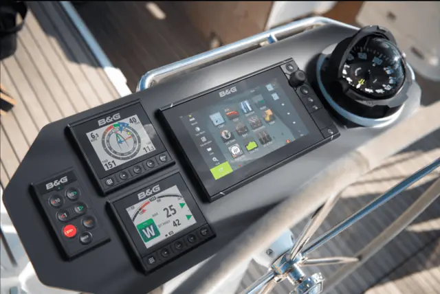 Triton² Autopilot Control & Display Pack 4,1" fargedisplay og kablet betjening 