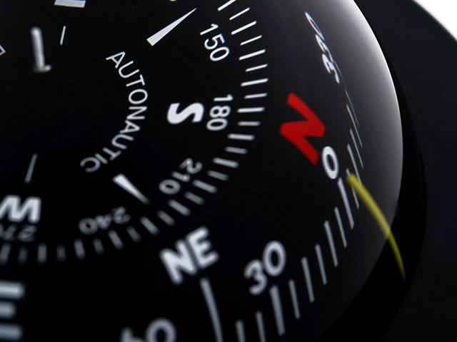 C15 magnetkompass m. belysning 100mm. 12/24V.  Svart. Flushmontering 