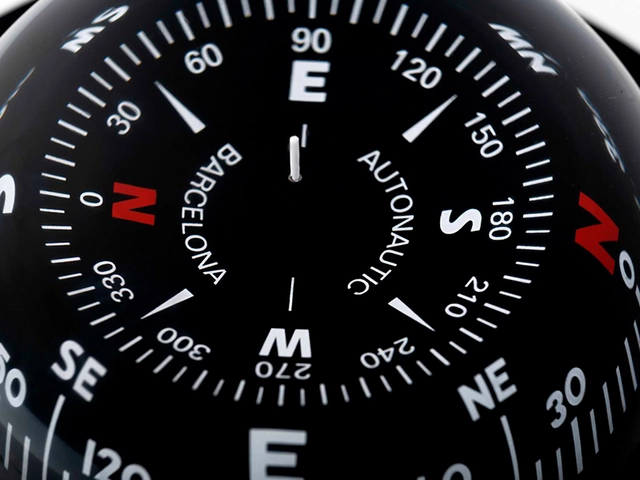 C15 magnetkompass m. belysning 100mm. 12/24V.  Svart. Flushmontering 